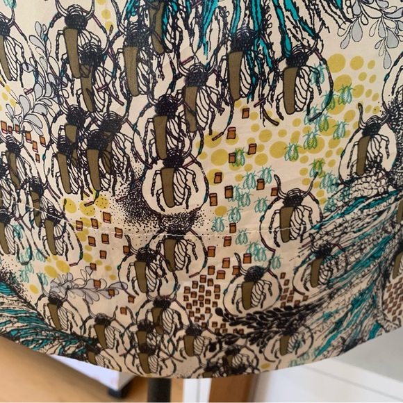 Rützou 100% Silk dress; beautiful and unusual print; ruffled front neckline - Picture 10 of 15